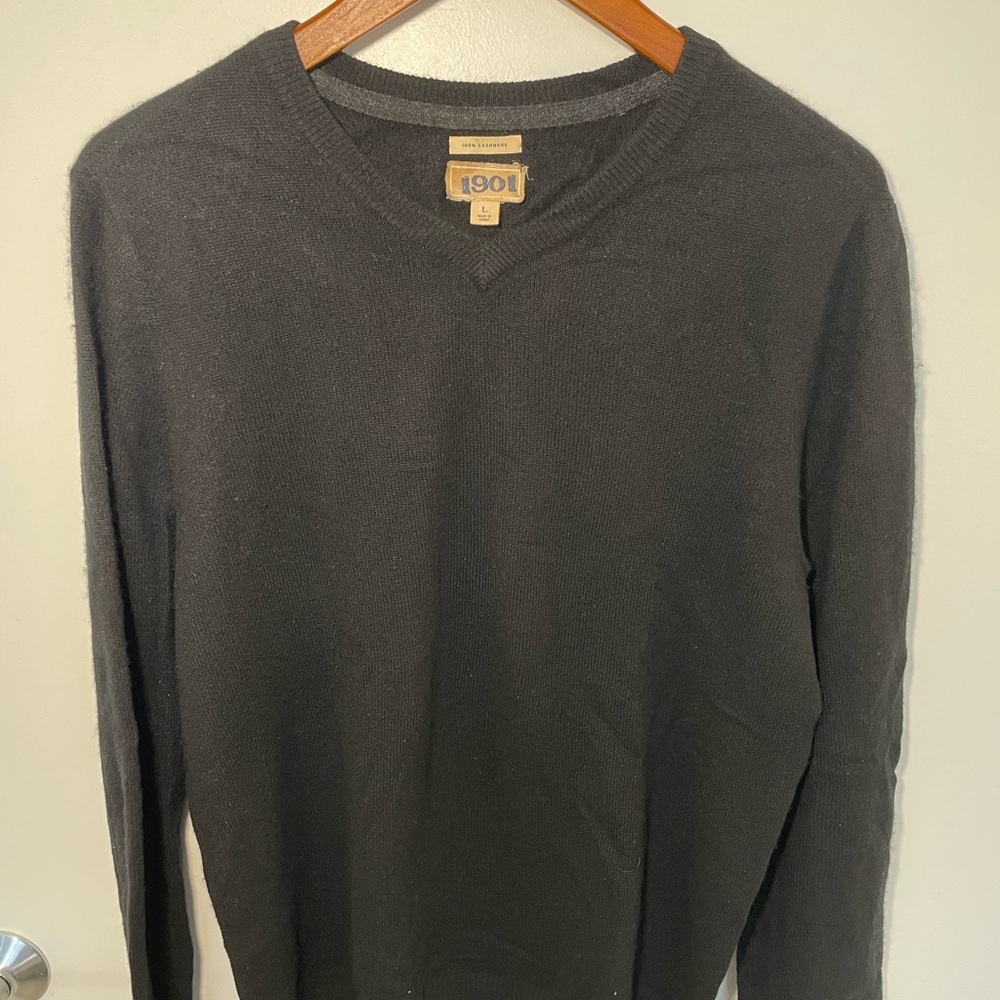 1901 Men's Black V-Neck Sweater
